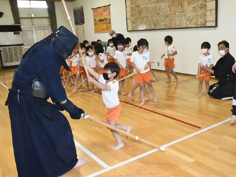 八柱幼稚園では年長児全員が剣道を体験します。体を鍛えるだけでなく、礼儀作法も身に着けることができます。本格的な竹刀遣いは大人顔負け。