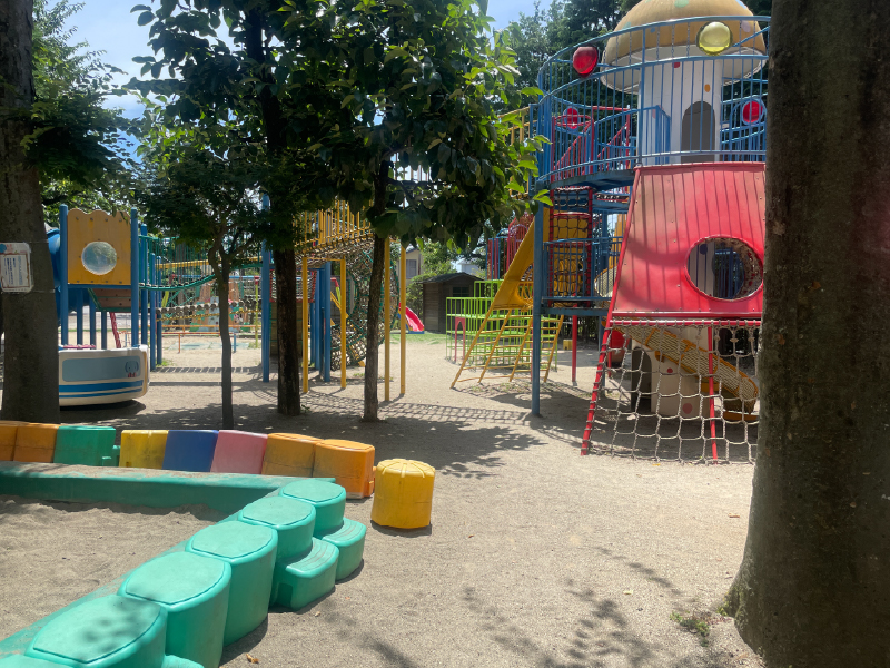 遊具や砂場、自由に走り回れるお庭など、子どもたちが遊び込める環境は幼稚園ならでは。常に整備・点検がされているので安心して遊べます。