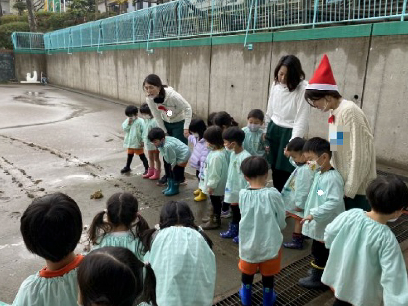 ソリの跡とトナカイのうんちを発見した子どもたちと先生。