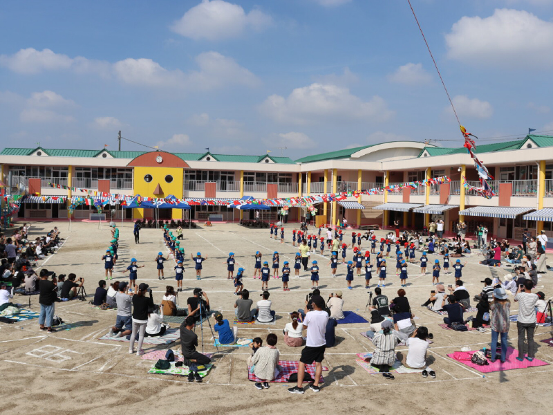 さかえ幼稚園では、マラソン・体育指導・学習指導・創作活動などをバランス良く取り入れた幼児教育を実践。