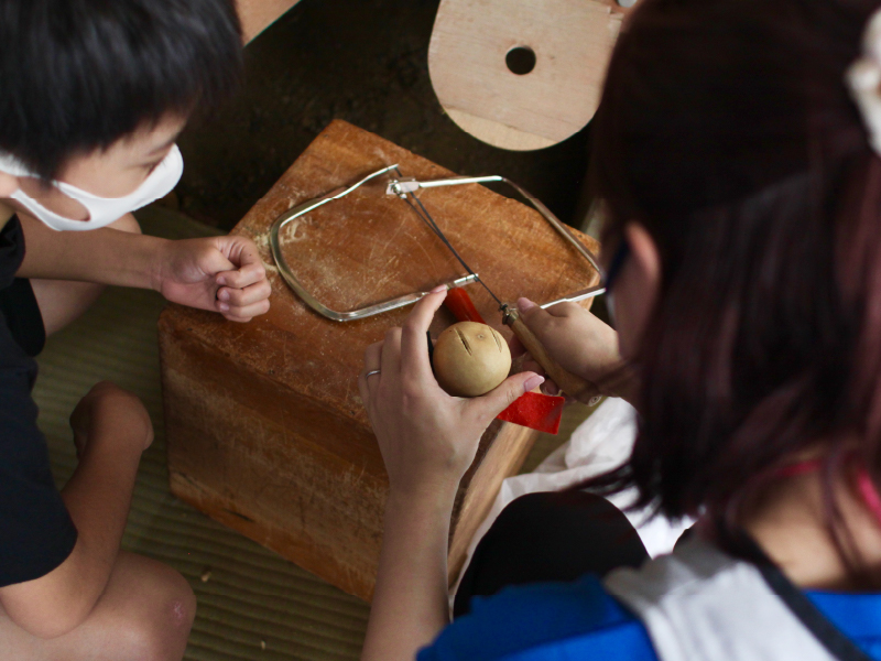 エコパーティーにて、ひょうたん製作の様子。幼稚園の畑で育てたひょうたんを使い、人形や楽器をつくります。