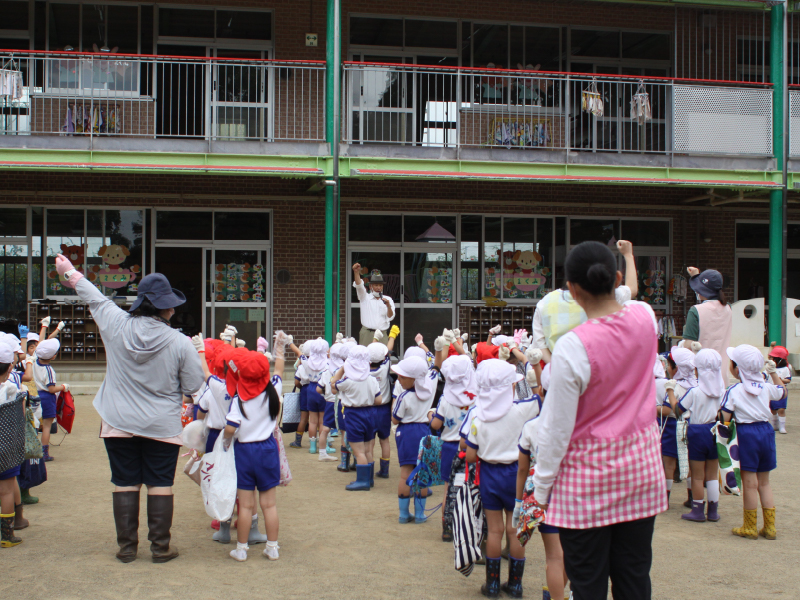 ほめることを大切にしている高塚幼稚園。入園当初は恥ずかしがり屋だった子も、成長に伴い堂々とした姿に。