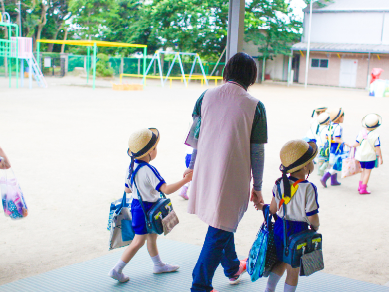 登園してきた子どもたち。「おはようございます！」と元気に挨拶。